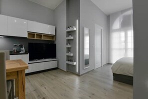 1 chambre, bureau, fer et planche à repasser, lit parapluie