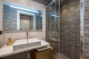 Shower, hair dryer, bidet, towels