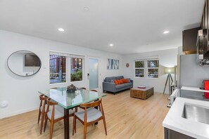 Interior - The Sweetest Hideaway - 81 Walkscore! (Seattle)