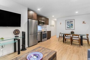 Réfrigérateur, four à micro-ondes, un four, surface de cuisson