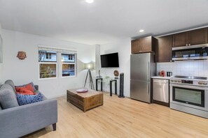 Interior - The Sweetest Hideaway - 81 Walkscore! (Seattle)