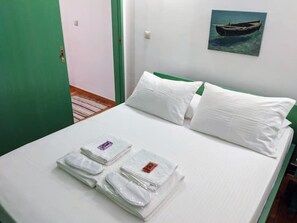 1 soverom, skrivebord, strykejern/-brett og reiseseng for barn