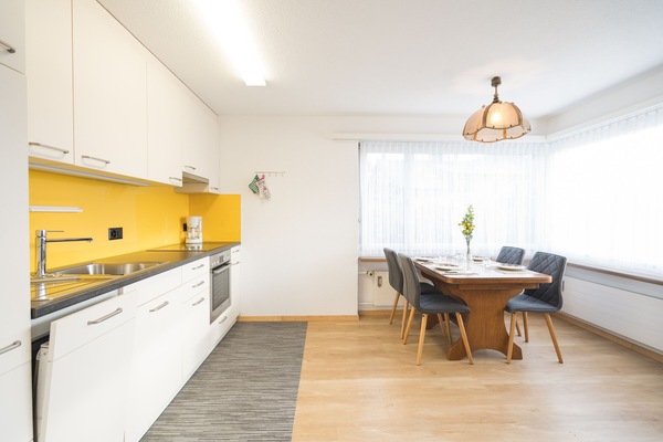 Moderne Küche mit Esstisch