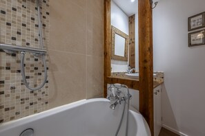 Hair dryer, towels - Medieval house with wonky beams and sloping wooden - Duke's Lodge (Ipswich)