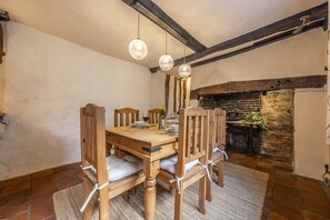 Dining - Medieval house with wonky beams and sloping wooden - Duke's Lodge (Ipswich)