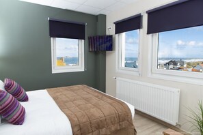 1 habitación, tabla de planchar con plancha y ropa de cama 