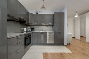 Leilighet, 1 soverom, balkong | Eget kjøkken | Kjøleskap, mikrobølgeovn, kokeplater og oppvaskmaskin