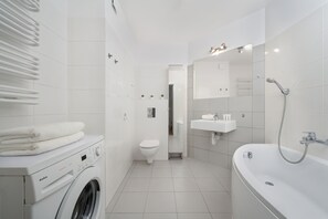 Apartment, 1 Schlafzimmer, Balkon | Badezimmer | Kostenlose Toilettenartikel, Haartrockner, Handtücher, Seife