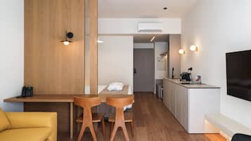 Deluxe Studio Suite | Egyptian cotton sheets, premium bedding, memory-foam beds, in-room safe