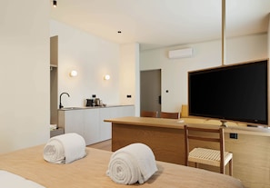 Executive Studio Suite | Egyptian cotton sheets, premium bedding, memory foam beds, in-room safe - Alinea Market Agora Square (Limassol)