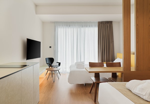 Family Studio Suite | Egyptian cotton sheets, premium bedding, memory foam beds, in-room safe - Alinea Market Agora Square (Limassol)