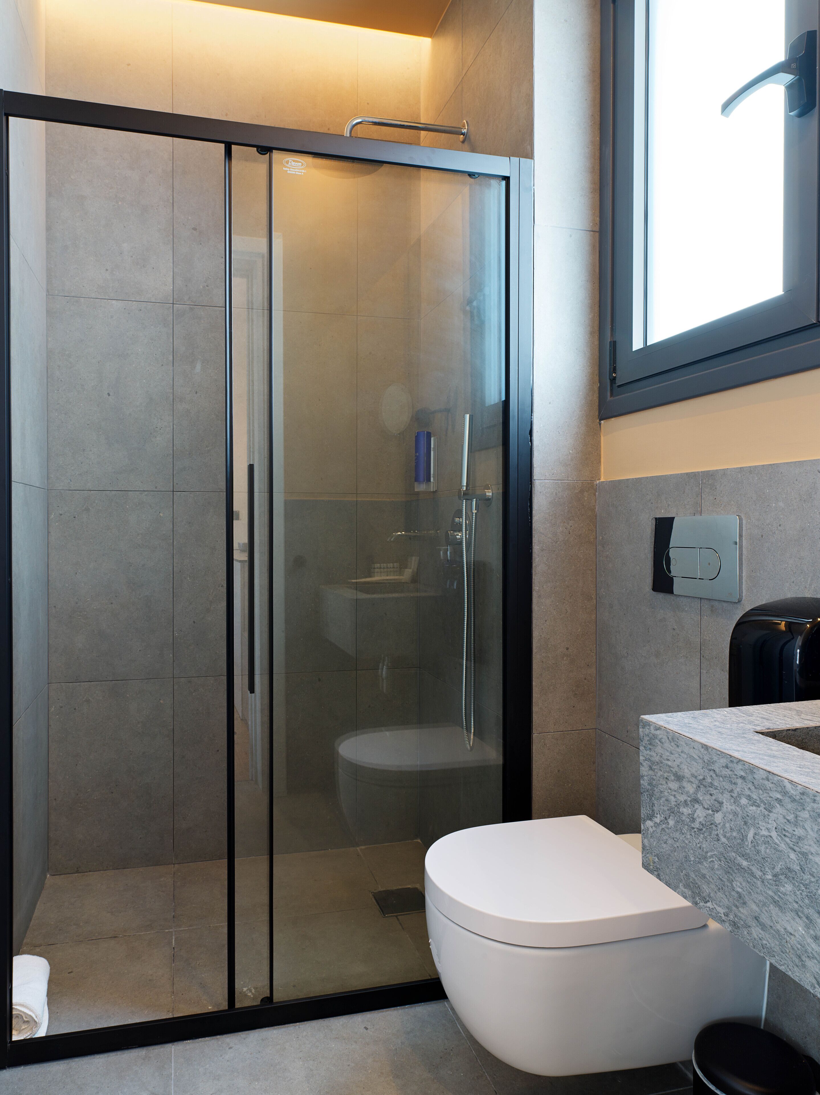 Executive Studio Suite | Bathroom | Shower, rainfall showerhead, designer toiletries, hair dryer