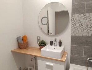 Asciugacapelli, asciugamani, sapone, carta igienica