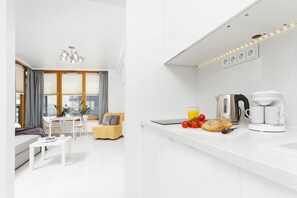 Studio, balcon | Cuisine privée | Micro-ondes, lave-vaisselle, grille-pain