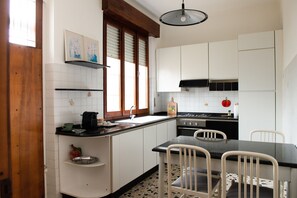 Kühlschrank, Ofen, Herdplatte, Wasserkocher mit Kaffee-/Teezubehör