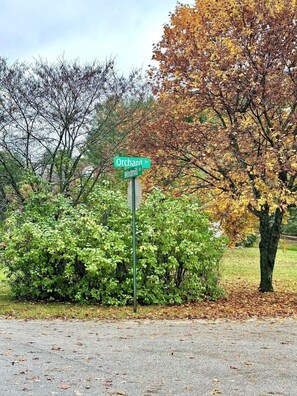 A street sign at the intersection of Orchard Dr and Windmill Dr.