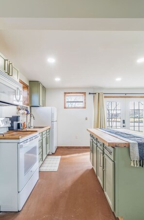 冷蔵庫、電子レンジ、オーブン、コンロ