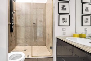 Shower, hair dryer, towels - Stylish apartment in Old Town Warsaw (Warszawa)