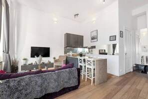 TV, offices - Stylish apartment in Old Town Warsaw (Warszawa)