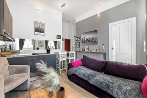 TV, offices - Stylish apartment in Old Town Warsaw (Warszawa)