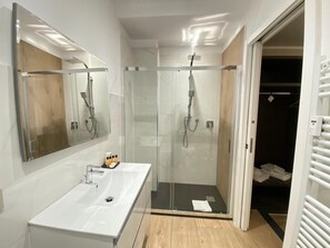 Phòng đôi Deluxe | Phòng tắm | Buồng tắm vòi sen, vòi sen phun mưa, đồ dùng nhà tắm miễn phí 