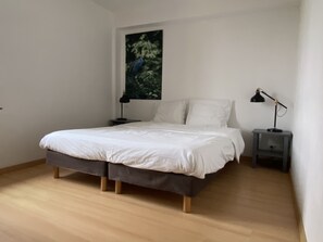 Chambre Double Classique, salle de bains attenante | Bureau, rideaux occultants, Wi-Fi gratuit, draps fournis