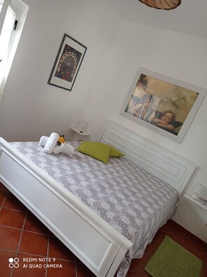 1 sovrum, strykjärn/strykbräda och sängkläder