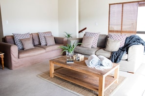 House, 5 Bedrooms, Smoking, Balcony | Living room | Video-game console