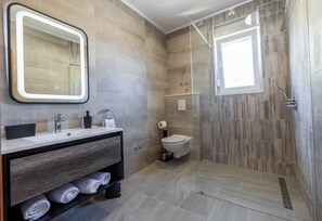 Hair dryer, towels, soap, toilet paper - New Modern Apartment in Zaostrog, Only 100 Meters From the See, Private Parking (Zaostrog)