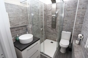 Shower, hair dryer - Modern, bright apartment facing the sea, TOP à St Cyprien (Saint-Cyprien)