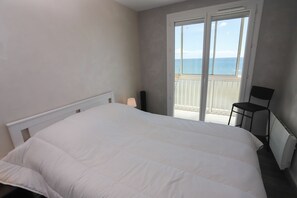 Iron/ironing board, free WiFi - Modern, bright apartment facing the sea, TOP à St Cyprien (Saint-Cyprien)