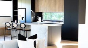 Microondas, placa de cocina, lavavajillas