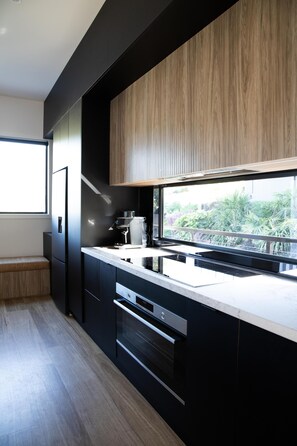 Micro-ondes, plaque de cuisson, lave-vaisselle