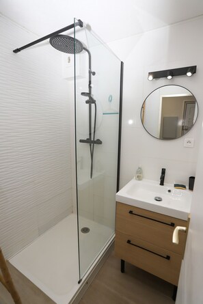 Shower, hair dryer - Sea view apartment with access to beach and 3-star swimming pool  à St Cyprien (Saint-Cyprien)