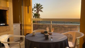 Outdoor dining - Sea view apartment with access to beach and 3-star swimming pool  à St Cyprien (Saint-Cyprien)
