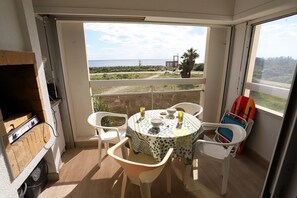 Dining - Sea view apartment with access to beach and 3-star swimming pool  à St Cyprien (Saint-Cyprien)