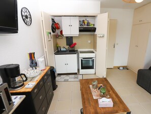 Fridge, microwave, oven, stovetop - St Cyprien cozy and comfortable studio close to the port (Saint-Cyprien)