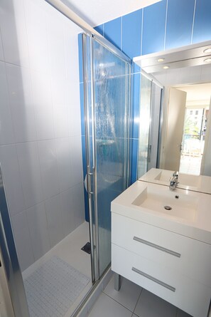Shower, hair dryer - St Cyprien: The good life at the Marina and swimming pool (Saint-Cyprien)