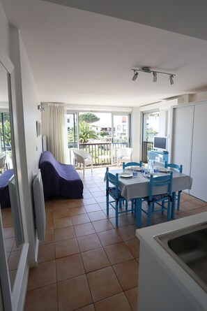 Interior - St Cyprien: The good life at the Marina and swimming pool (Saint-Cyprien)