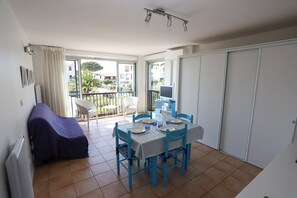 Dining - St Cyprien: The good life at the Marina and swimming pool (Saint-Cyprien)