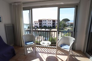 Interior - St Cyprien: The good life at the Marina and swimming pool (Saint-Cyprien)