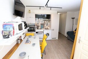 Kühlschrank, Mikrowelle, Ofen, Geschirrspüler