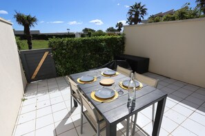 Outdoor dining - St Cyprien Little paradise with swimming pool wifi air conditioning and 2 bikes (Saint-Cyprien)