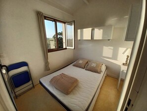 2 bedrooms, iron/ironing board, WiFi - mezzanine apartment with balcony and swimming pool (Saint-Cyprien)