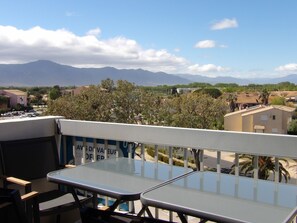 Outdoor dining - mezzanine apartment with balcony and swimming pool (Saint-Cyprien)