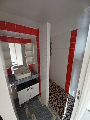 Shower, hair dryer - mezzanine apartment with balcony and swimming pool (Saint-Cyprien)