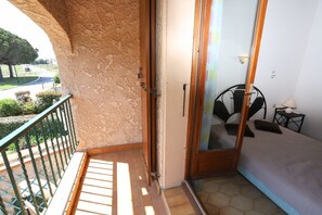 2 habitaciones y tabla de planchar con plancha 