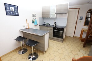 Refrigerador, microondas, horno y cafetera y tetera 