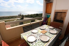 Outdoor dining - St Cyprien Duplex facing the sea with solarium and swimming pool 6p! (Saint-Cyprien)