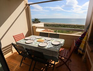 Outdoor dining - St Cyprien Duplex facing the sea with solarium and swimming pool 6p! (Saint-Cyprien)